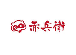 空港すぐで便利 赤と白の看板が目印