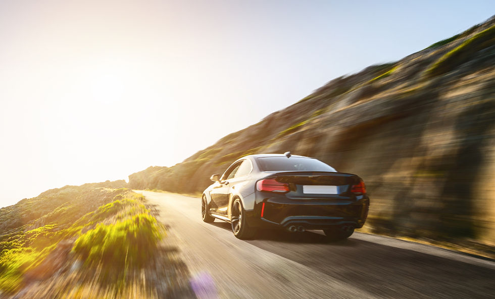 夕日に向かって走る車