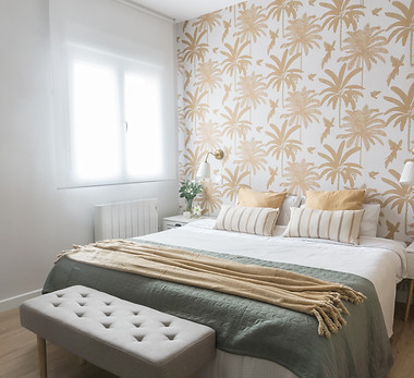 dormitorio con papel pintado