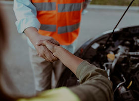 Pit Stop Pros mobile roadside assistance helping stranded driver