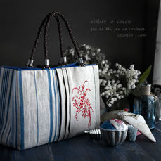 リネンのバッグー赤い糸の刺繍ー