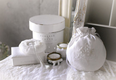 白いリネンに白い糸で刺したすずらんのブーケ