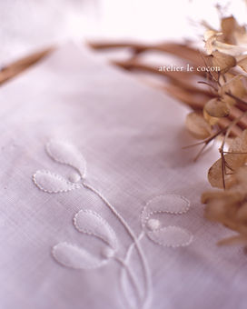 シャドーワークで刺したヤドリギの刺繍