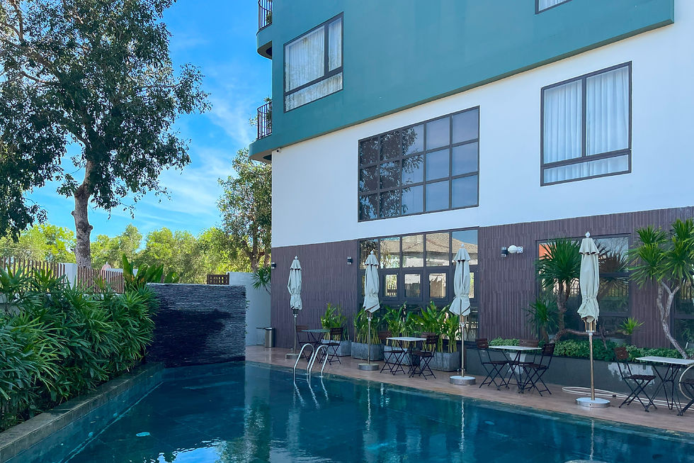 Hồ bơi nước mặn ngay tại khuôn viên khách sạn