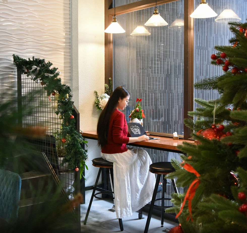 Mangrove Coffee & Tea nổi bật khi khoác lên mình sắc xanh – đỏ của mùa lễ hội.