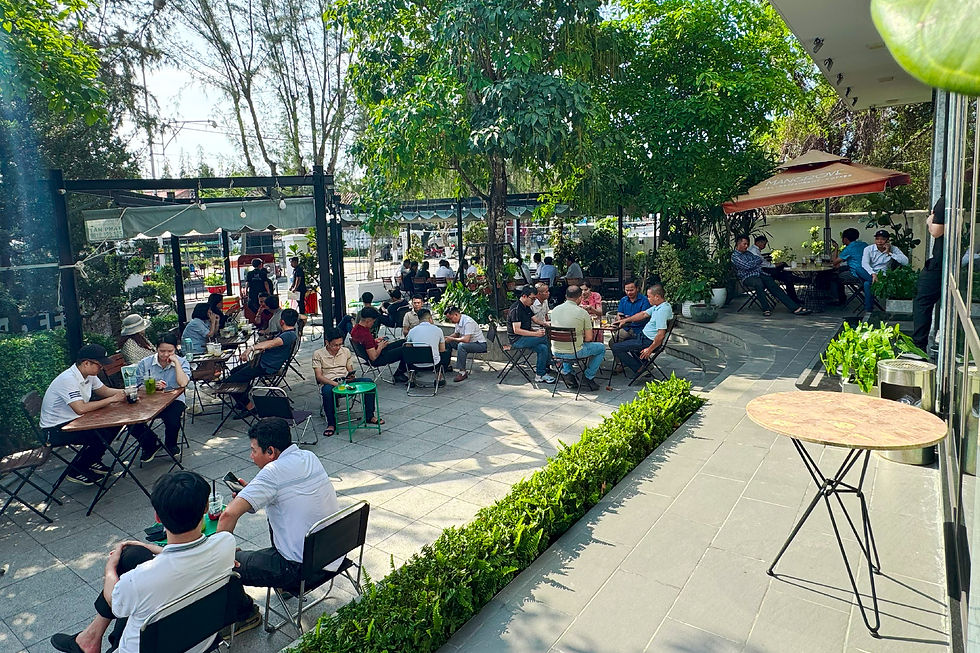 Quán cà phê ngay sân vườn khách sạn