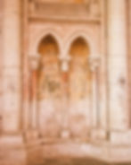 Détail d'un espace architectural roman au sein de la cathédrale Saint-Julien, illustrant la sobriété et la robustesse typiques de l'art roman. Les vestiges des fresques murales évoquent la spiritualité et la décoration sobre de cette époque, marquant un lien entre l'architecture et la foi médiévale.