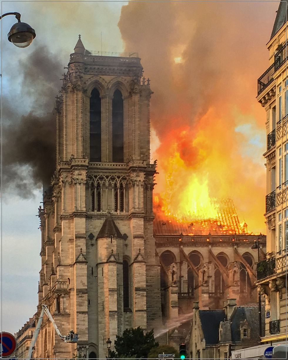 Incendie de Notre-Dame de Paris (2019) Le 15 avril 2019, un incendie ravage la cathédrale Notre-Dame de Paris, détruisant sa charpente en chêne, surnommée "la forêt", ainsi que la flèche reconstruite par Viollet-le-Duc au XIXᵉ siècle. La propagation des flammes, visible sur cette photographie prise depuis le square René Viviani à 19 h 51, met en péril l’ensemble de l’édifice. Grâce à l’intervention des pompiers, la structure principale et les tours sont préservées. L’émotion est mondiale et une mobilisation sans précédent permet de recueillir des fonds pour sa restauration. Ce drame rappelle les défis contemporains liés à la conservation du patrimoine monumental.