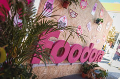 Logo Foodora na dřevěné desce