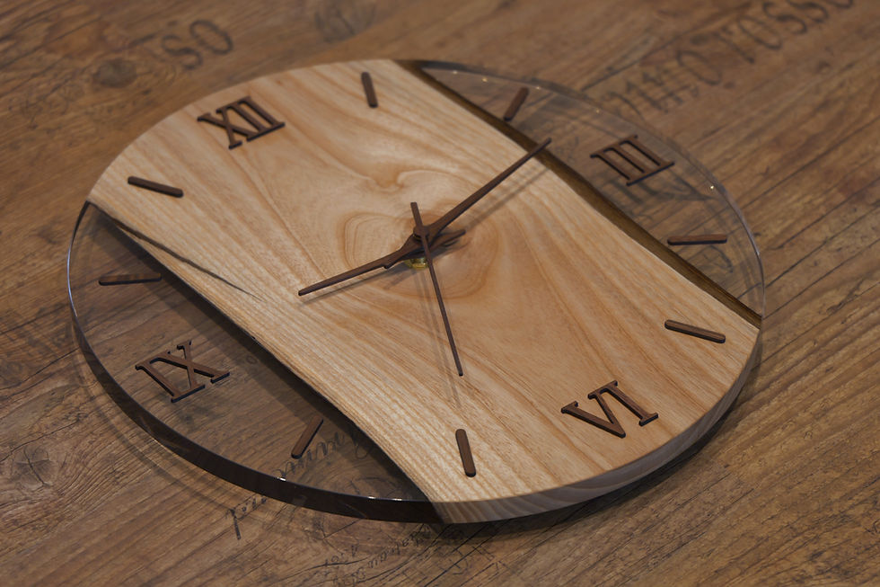 Miniaturbild: Handgefertigte Epoxidharz Wanduhr aus Eschenholz - Klares Harz (34cm)
