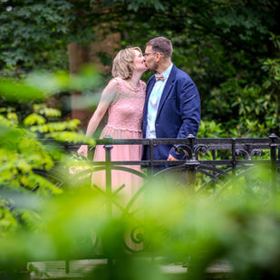 Gino & Bianca genieten van een romantisch moment tijdens hun huwelijk, vastgelegd in een groene natuurlijke omgeving door DV Photo World.