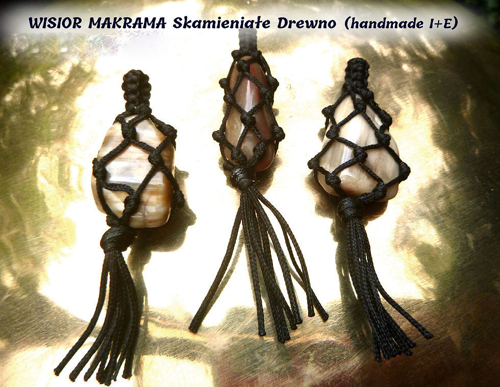 SKAMIENIAŁE DREWNO (makrama-wisiorek)