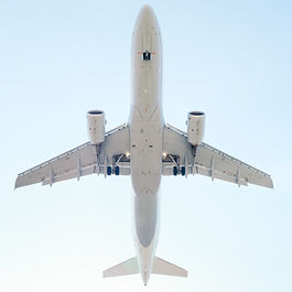 Dernier réveil sur l’île intense. Ce matin, on savoure encore un peu la lumière, les odeurs, les saveurs, les sons.
Selon votre heure de vol, vous aurez peut-être le temps de prolonger un peu cette parenthèse créole avant de boucler la valise une dernière fois.
Si votre avion part en fin de journée ou dans la nuit, commencez la journée en douceur, les pieds dans le sable.
Une dernière baignade dans le lagon de l’Hermitage, une balade sur la plage de Saint-Pierre ou une virée matinale au marché couvert, pour acheter ce que vous n’avez pas encore osé ramener : vanille, rhum arrangé, savon artisanal, piments confits, café Bourbon Pointu.
Si le cœur vous en dit, installez-vous en terrasse pour un dernier café local ou un jus de letchi bien frais. Observez les passants, écoutez les enfants parler créole, et laissez la chaleur de l’île imprégner vos derniers instants.
Il est temps ensuite de rentrer plier vos affaires, vérifier vos bagages, respirer une dernière fois l’air chargé d’iode ou d’ylang-ylang, selon votre coin de l’île.
La Réunion se vit jusque dans les détails : une odeur de carri dans l’air, un kalou oublié sur une table, une radio qui diffuse radio freedom dans le jardin d'une case.
Sur le chemin vers l’aéroport de Saint-Denis, vous croiserez peut-être les paysages que vous aviez découverts à l’arrivée, mais cette fois, vous les regarderez différemment.
Vous emportez un peu de l’île avec vous, dans vos sacs, vos souvenirs… et sous votre peau.
Au revoir la Réunion, ou plutôt… Nou retrouv