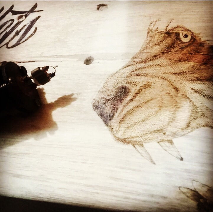 Miniatura: "Skates únicos: tablas de madera pirograbadas con arte y actitud rebelde."