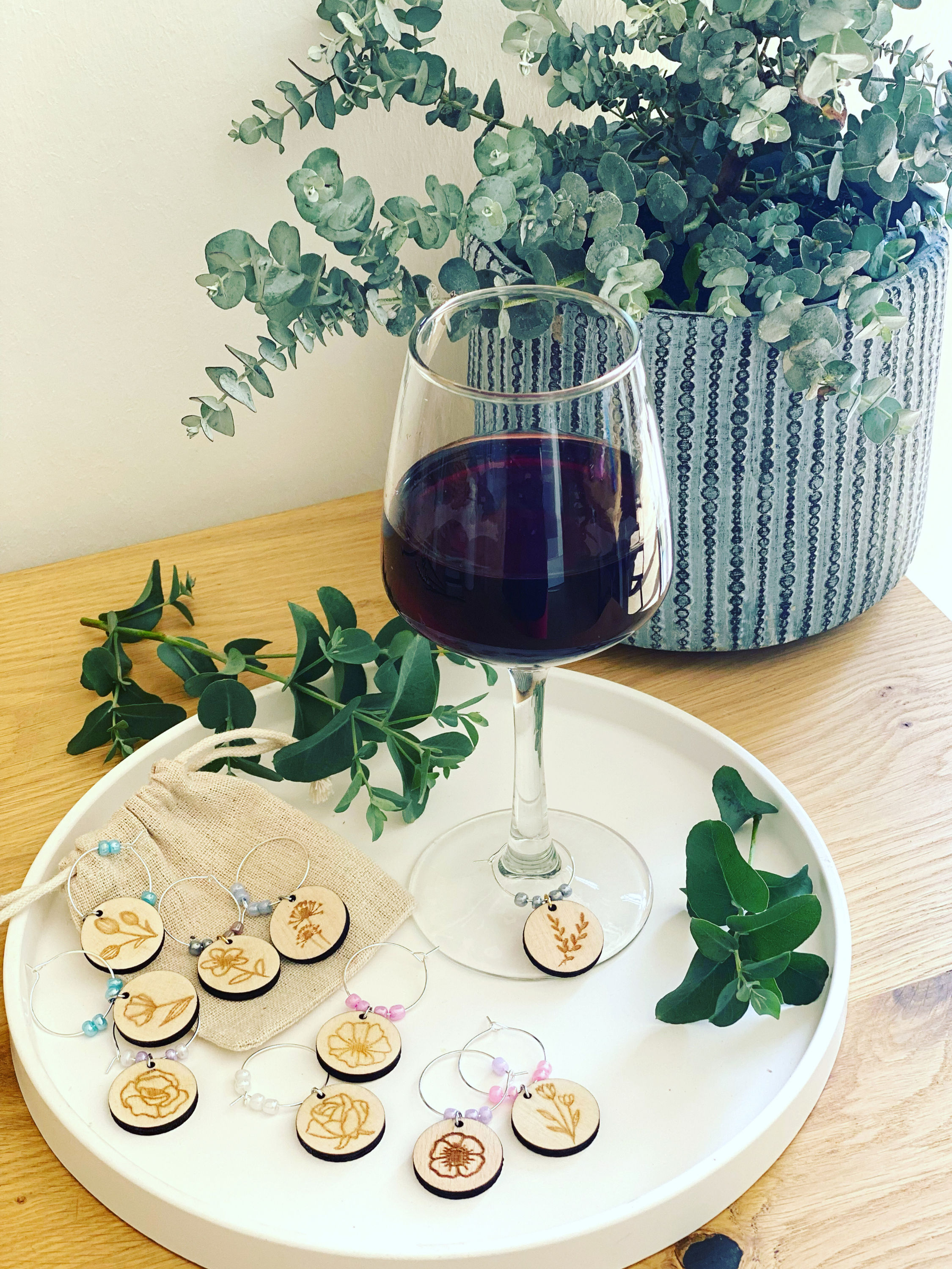 Weincharms Blumen (Gastgeschenk Hochzeit)