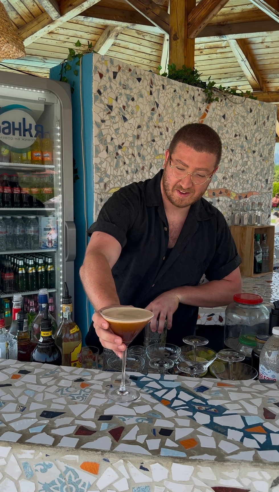 Американският барман Мичел (Hot Beverage Boy) приготвя авторски коктейл на бара в неделя следобед.