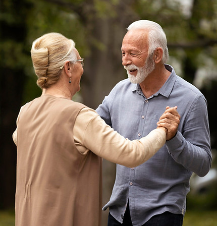 casal-de-idosos-dancando-la-fora.jpg