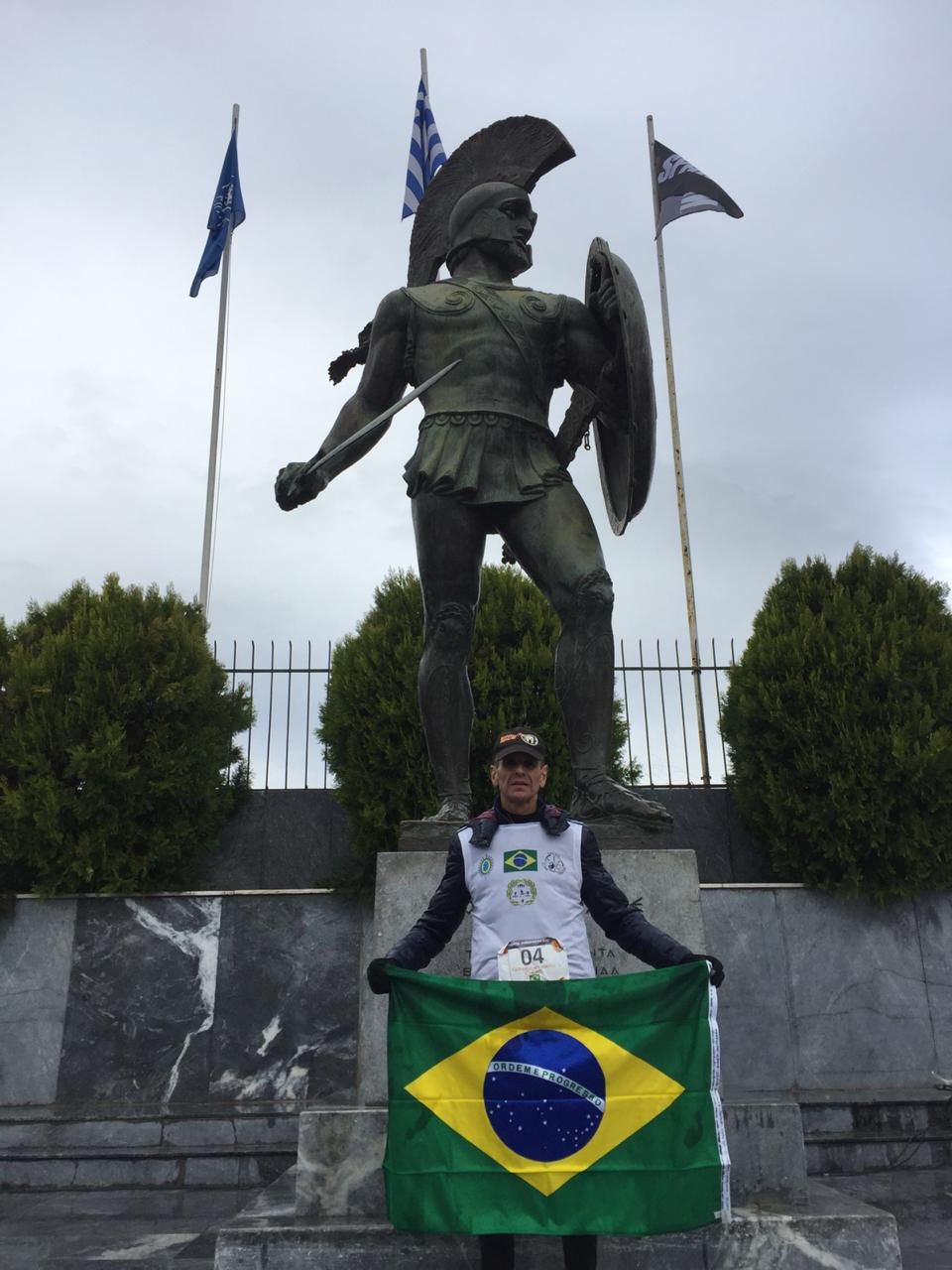 homem na estátua na grécia