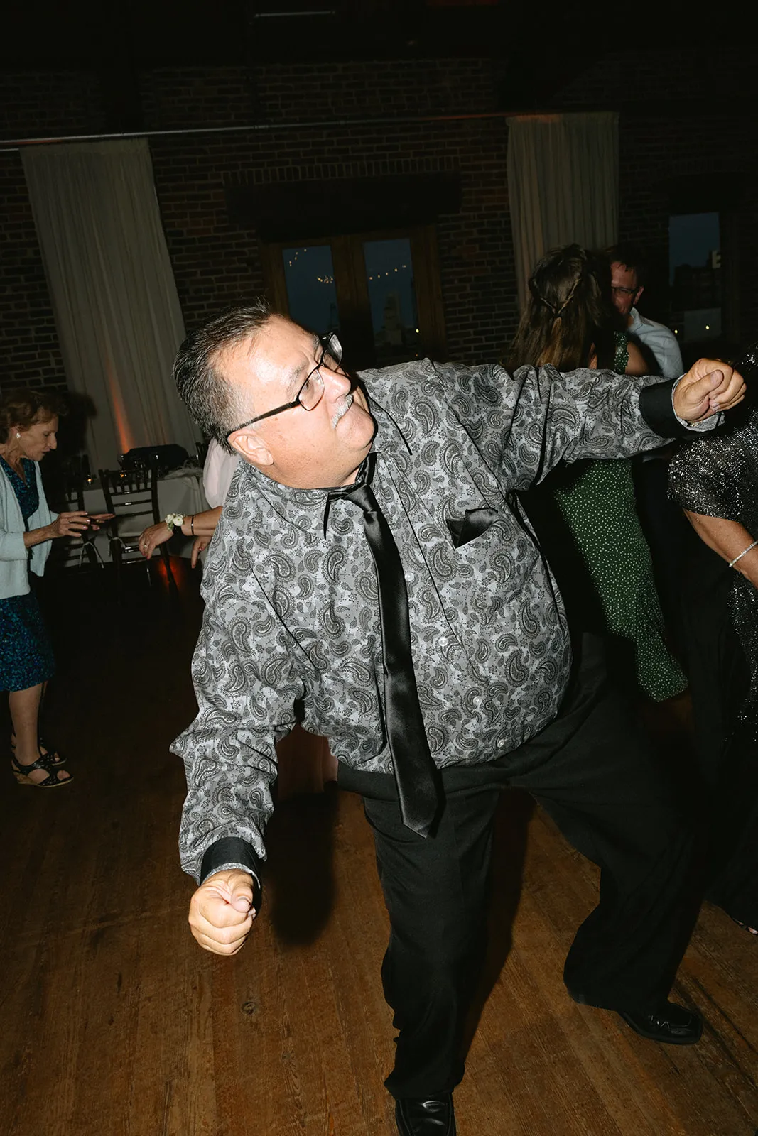 older man i grey shirt dancing