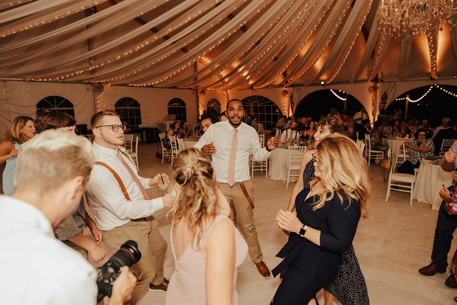 wedding guests dance