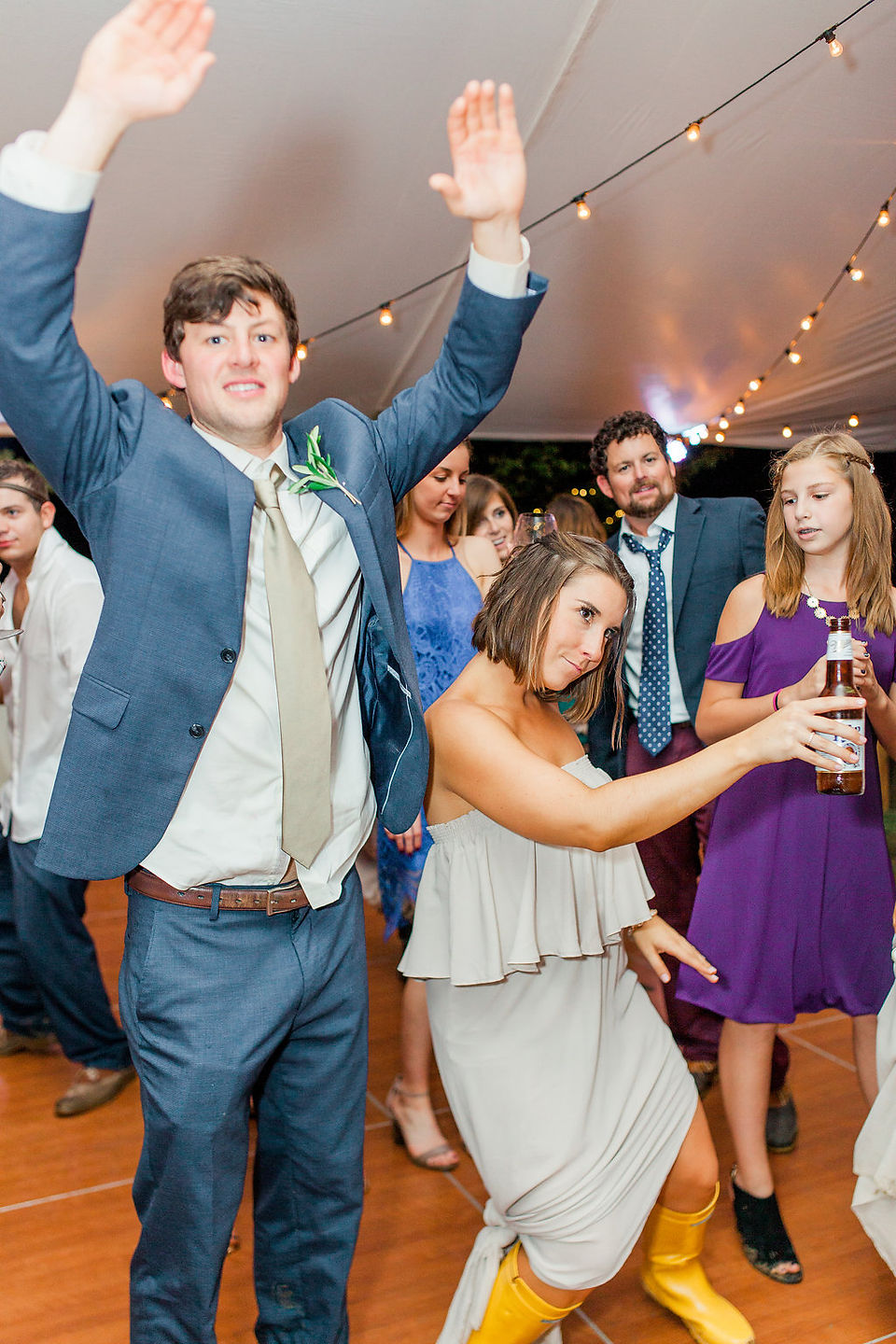 wedding guests dancing