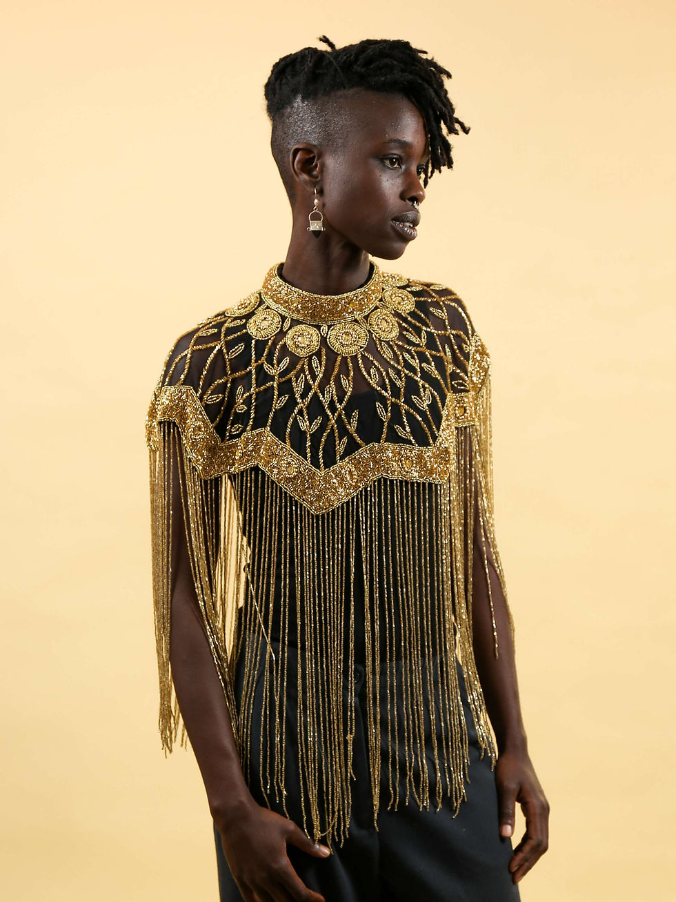 Xaile feito com missangas douradas e pretas