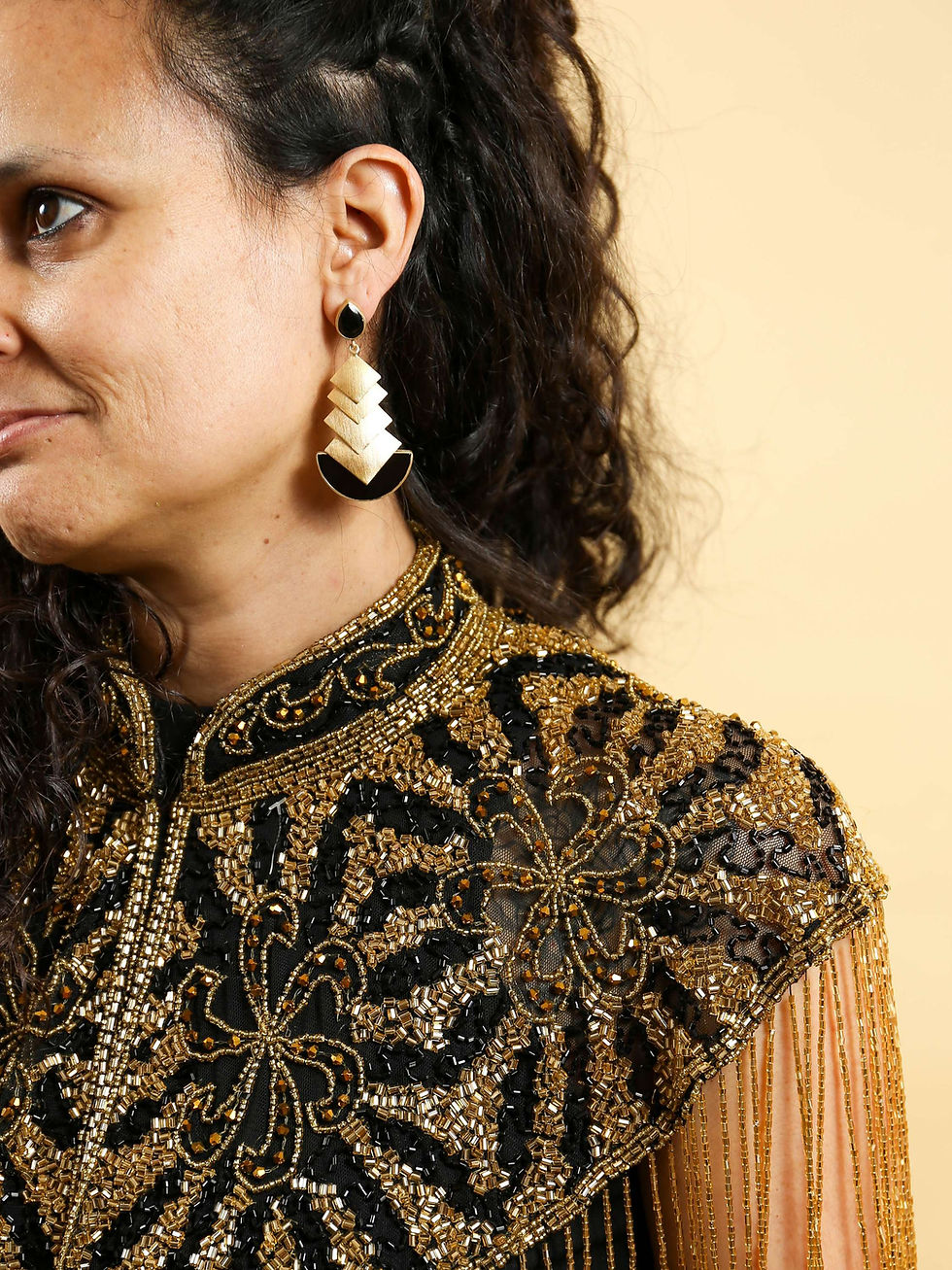 Xaile feito à mão co missangas pretas e douradas