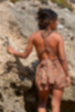 Macacão curto feito com saris reciclado com atilhos grande para dar mais opções de vestir