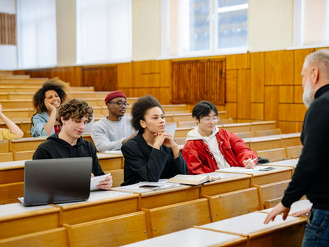 100 bolsas com tudo pago para estudar espanhol na Espanha: Santander Top España 2026 está com inscrições abertas
