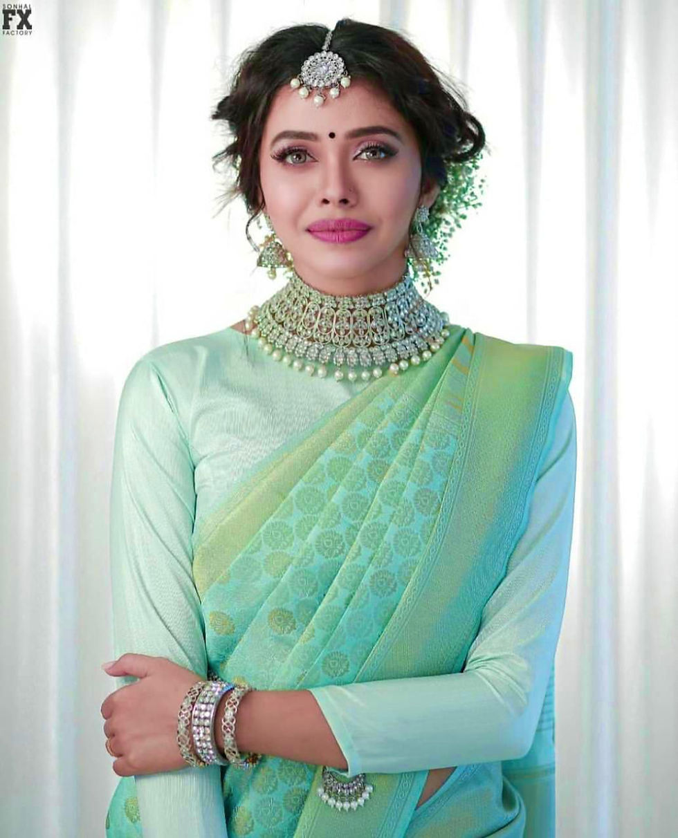 Thumbnail: Latest Trending Banarasi silk Saree