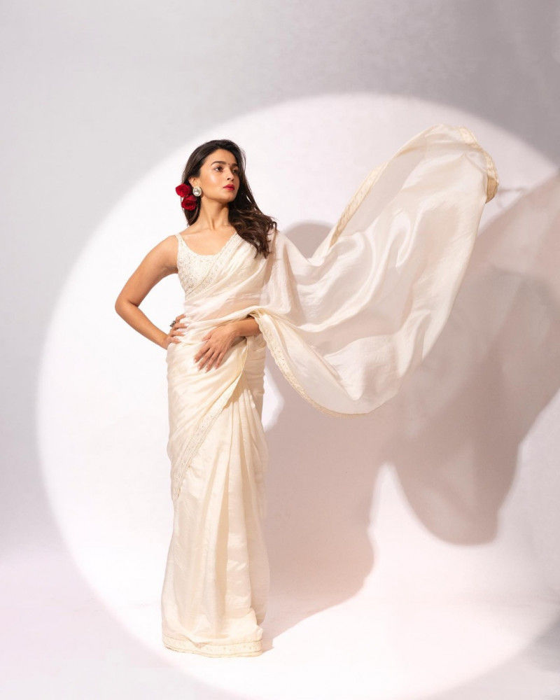 Alia Bhatt Elegant Off White Saree