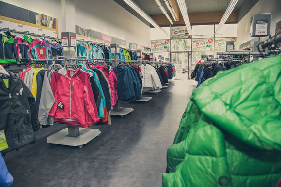 Großes Ladenlokal mit kompetenter Damen, Herren uns Kinder Abteilung für Outdoor und Sportbekleidung der Marken Regatta und Dare 2B