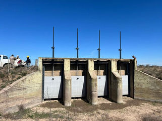 SE REALIZAN TAREAS DE MANTENIMIENTO DEL SISTEMA DE COMPUERTAS DEL DISTRITO DE GUAMINÍ