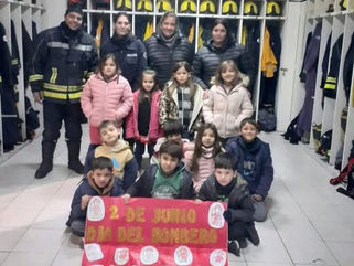 PEHUAJÓ: NIÑOS Y NIÑAS DE LA CASA DEL NIÑO VISITARON EL CUARTEL DE BOMBEROS VOLUNTARIOS