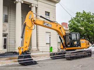 EL MUNICIPIO DE TRENQUE LAUQUEN SIGUE RENOVANDO EL PARQUE DE MAQUINARIAS Y HERRAMIENTAS: INVIRTIÓ MÁS DE 180 MILLONES DE PESOS EN UNA RETROEXCAVADORA