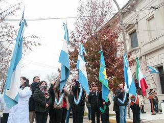 ACTO PROTOCOLAR POR EL ANIVERSARIO DE LA REVOLUCIÓN DE MAYO EN CARLOS TEJEDOR