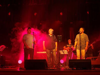 TRES LOMAS: EL ENSAMBLE MUNICIPAL DE MÚSICA POPULAR RINDIÓ TRIBUTO A "LOS BOXERS"