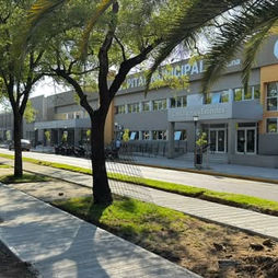 NUEVA RAMBLA DEL HOSPITAL: SE CONSTRUYERON LAS BICISENDAS Y SE COLOCAN LOS BALDOSONES EN LOS ESPACIOS DE DESCANSO Y BICICLETEROS