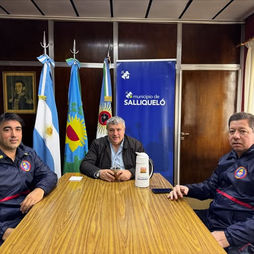 SALLIQUELÓ: EL INTENDENTE RECIBIÓ AL BOMBERO DARIAN DE VALERIO TRAS SU PARTICIPACIÓN EN UNA MISIÓN INTERNACIONAL