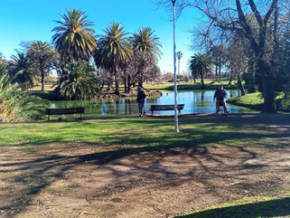 PEHUAJÓ: CONTINÚAN LOS TRABAJOS DE MANTENIMIENTO EN EL PARQUE SAN MARTÍN