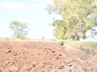 PEHUAJÓ: SE REALIZAN TRABAJOS DE ALTEO EN UN BAJO UBICADO EN UN CAMINO RURAL PARALELO A LA RUTA NACIONAL N° 5
