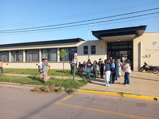 ESPACIOS VERDES REALIZÓ TAREAS DE FORESTACIÓN EN LAS VEREDAS DE LA SECUNDARIA Nº 8