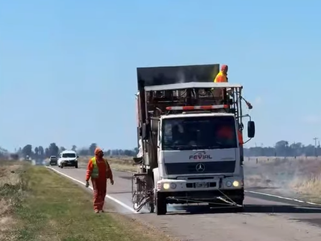 TRES LOMAS: SE REALIZAN TRABAJOS DE MEJORA VIAL EN LA RUTA 23