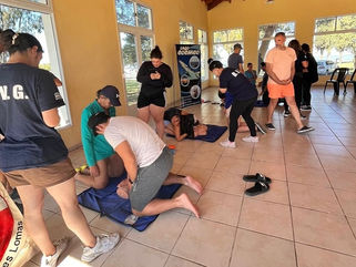 PRÁCTICAS DE ALUMNOS Y ALUMNAS DE LA ESCUELA DE GUARDAVIDAS DE TRES LOMAS EN COCHICÓ