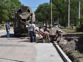 AVANZAN LAS OBRAS DE CORDÓN CUNETA EN LAS CALLES DE GUAMINÍ