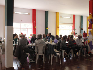 ADULTOS MAYORES REALIZARON UN ALMUERZO A LA CANASTA PARA FESTEJAR EL DÍA DE LA PRIMAVERA