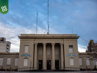 LA MUNICIPALIDAD DE TRENQUE LAUQUEN SE VISTIÓ DE CELESTE Y BLANCO PARA CELEBRAR EL DÍA DE LA INDEPENDENCIA
