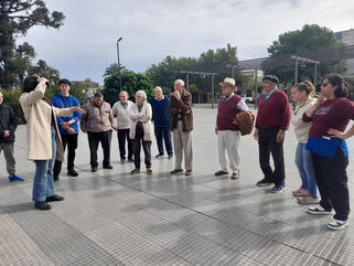 RESIDENTES DEL HOGAR CASTELLA REALIZARON UNA VISITA GUIADA POR EL CASCO HISTÓRICO DE LA CIUDAD