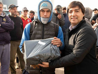 ENTREGA DE INDUMENTARIA Y CALZADO AL PERSONAL DEL CORRALÓN MUNICIPAL DE DAIREAUX