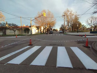 PEHUAJÓ: SE REALIZAN TRABAJOS DE PINTURA Y MANTENIMIENTO EN SENDAS PEATONALES